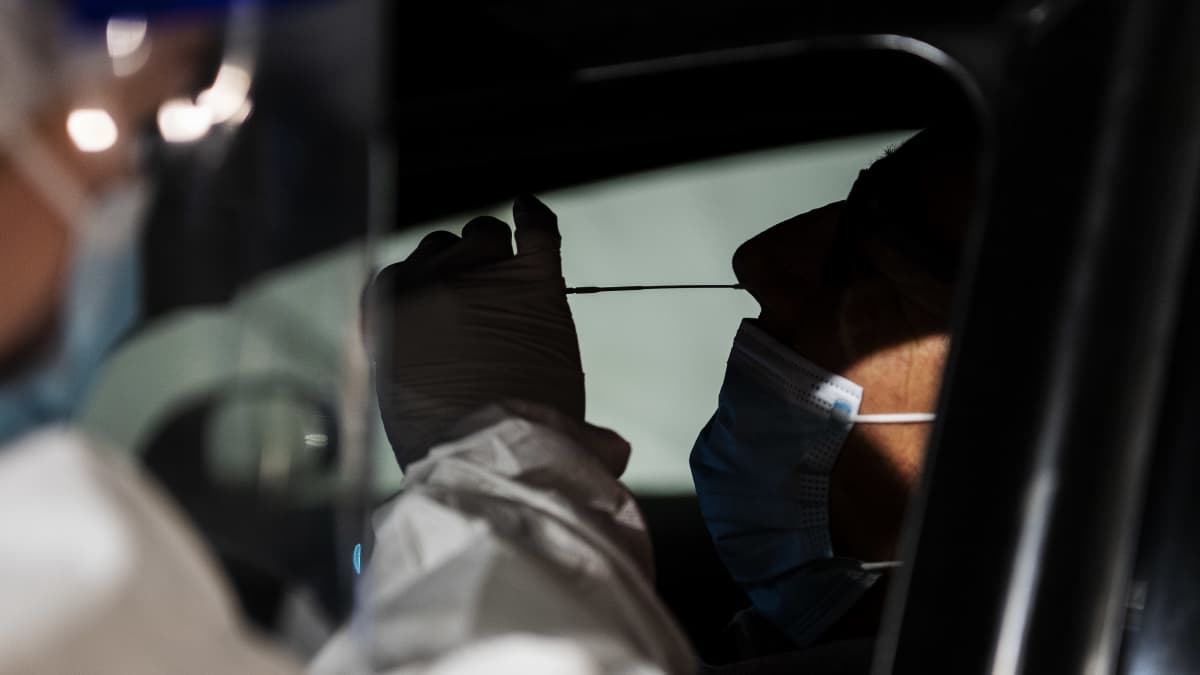 Ulkomaanmatkalle lähdössä ollut mies kävi teettämässä itselleen koronavirustestin Mehiläisen drive-in-testausasemalla Helsingin Hernesaaressa 4. tammikuuta 2021.