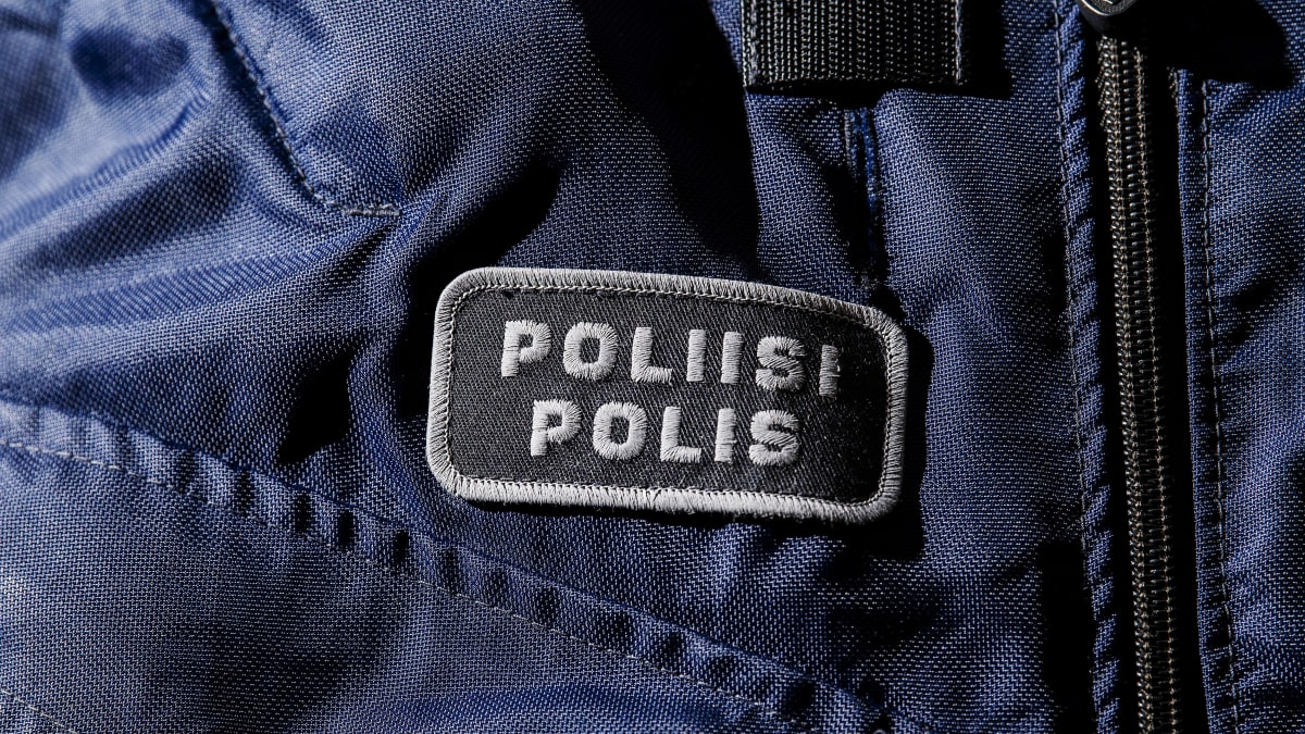Yksityiskohta poliisin sinisessä virkapuvussa.