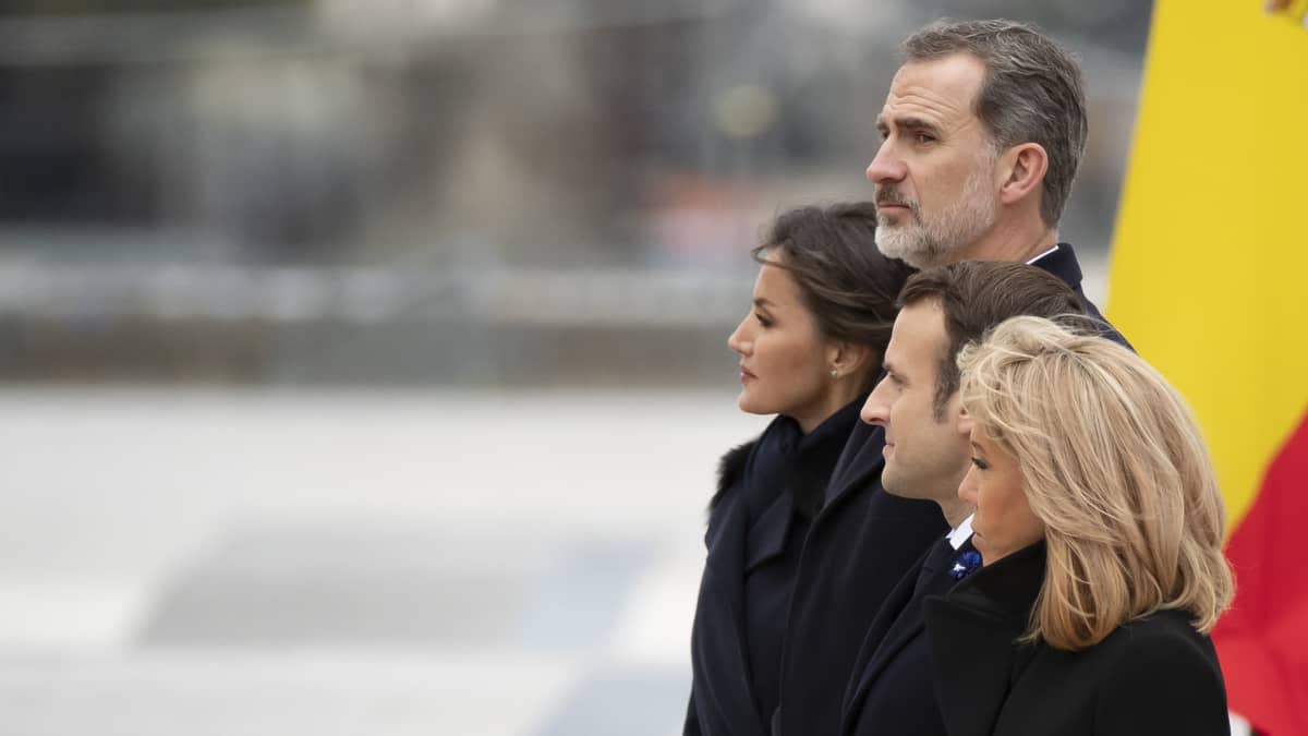 Espanjan kuningas Felipe VI ja kuningatar Letizia osallistuivat terrori-iskujen muistojuhlaan Ranskan presidentin Emmanuel Macronin ja tämän puolison Brigitte Macronin kanssa Pariisissa Ranskassa 11. maaliskuuta 2020.