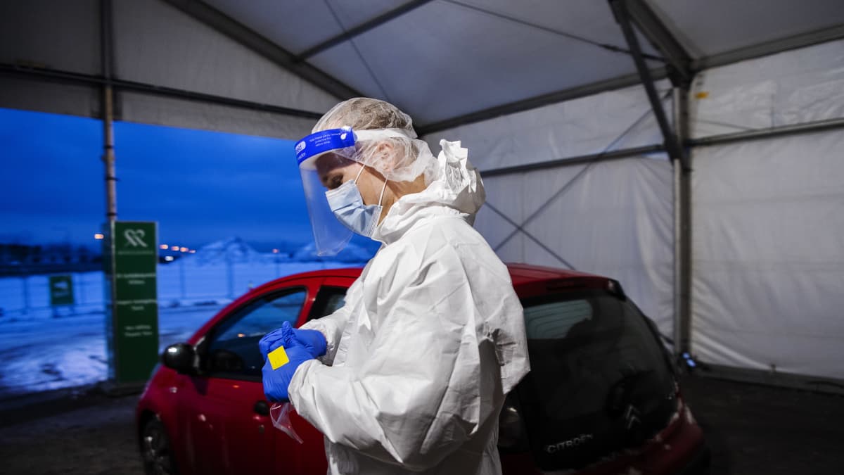 Mehiläisen drive-in-testausasemalla Helsingin Hernesaaressa tehtiin koronavirustestejä lumisessa säässä 4. tammikuuta 2021.