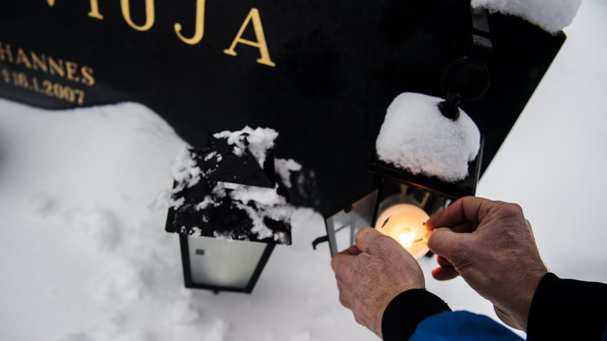 Traditionally, candles are lit on graves in memory of loved ones. Photo: Silja Viitala / Yle