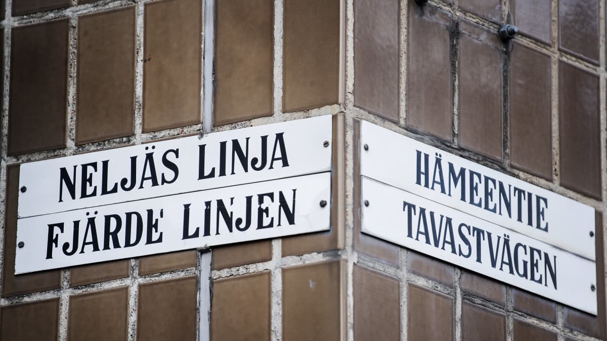 Bilingualism can be seen, for example, in street signs in Helsinki. Photo: Silja Viitala / Yle