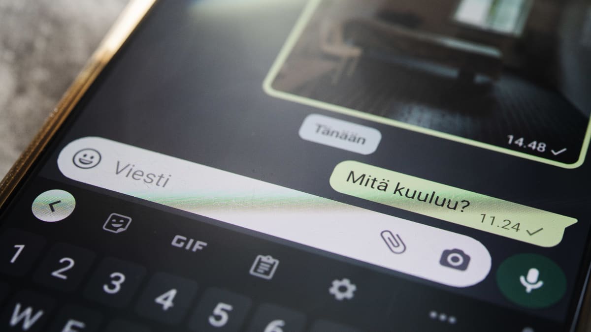 Pikaviestipalvelu WhatsApp OnePlus-älypuhelimen ruudulla.