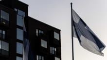Suomen lippu liehuu Helsingissä joulukuussa 2020.