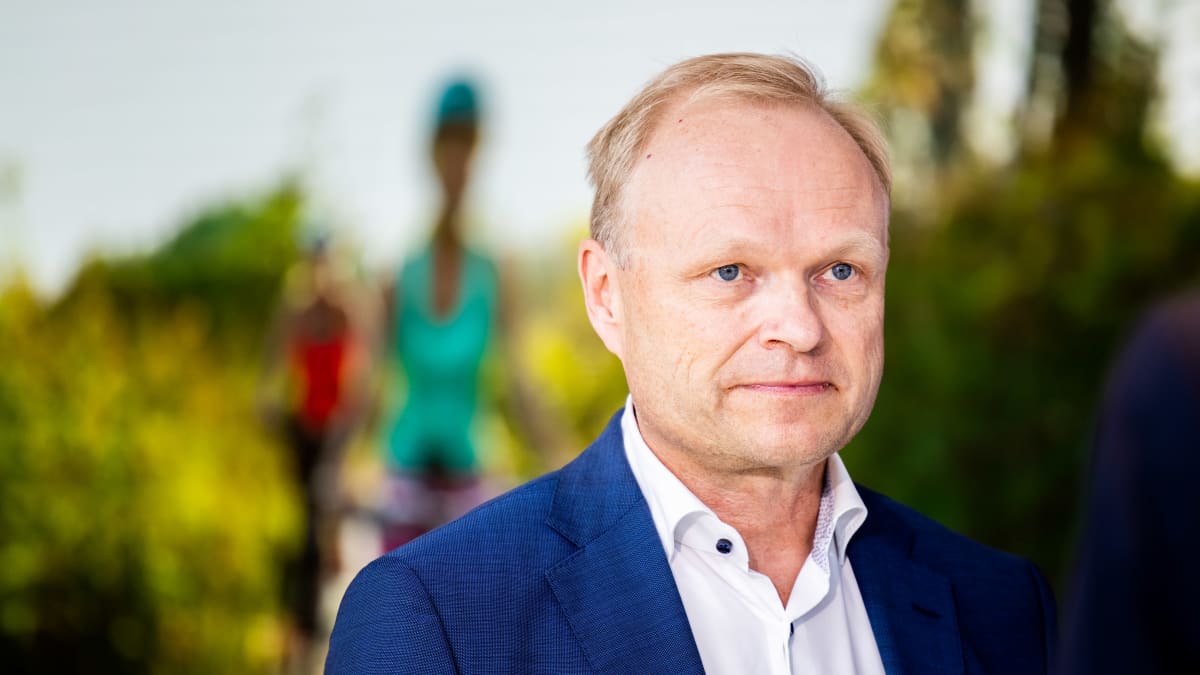 Photo shows Nokia CEO Pekka Lundmark.