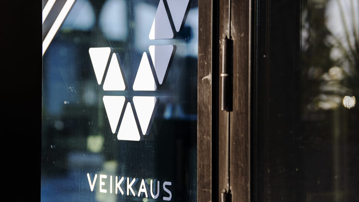 Photo shows a Veikkaus logo on a casino glass door.