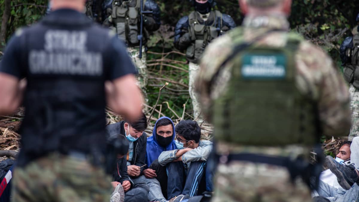Rajavartijoita Puolan ja Valko-Venäjän rajalla. Rajalinjalla afganistanilaisia pakolaisia.
