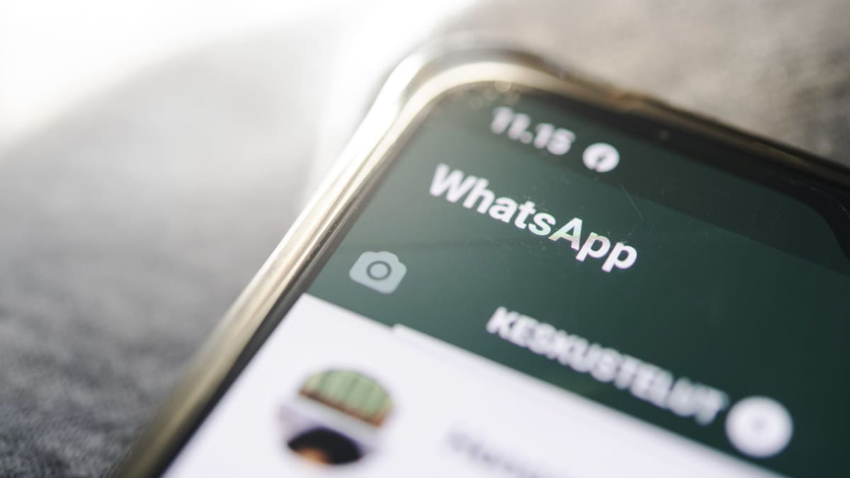 Pikaviestipalvelu WhatsApp OnePlus-älypuhelimen ruudulla.