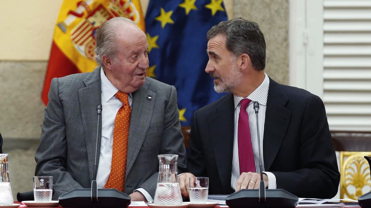 Espanjan kuningas Felipe VI (oikealla) ja hänen isänsä, entinen kuningas Juan Carlos I Madridissa Espanjassa 15. toukokuuta 2019.