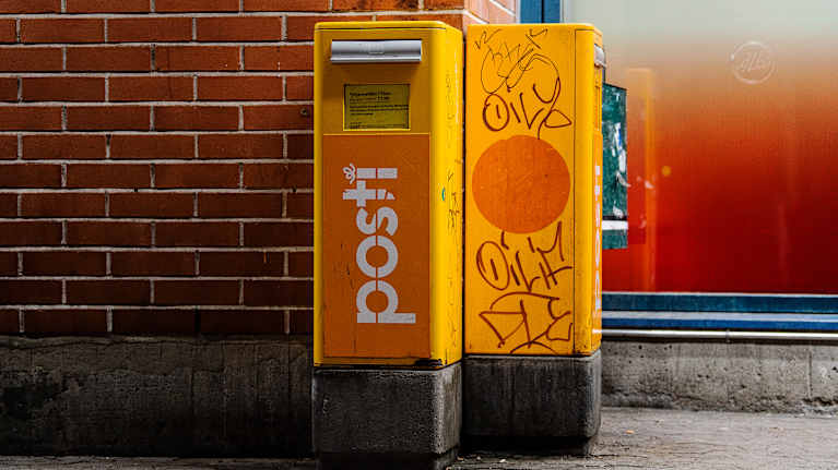 Sotkettuja postilaatikoita Korsossa.