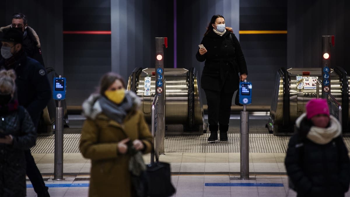 Helsingin päärautatieasemalla käytettiin kasvomaskeja 4. helmikuuta.