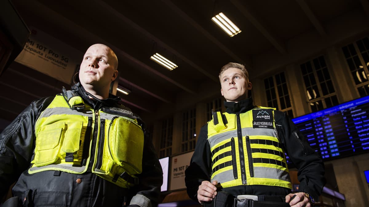 Kuvassa poseeraavat järjestyksenvalvojat Arttu Somero ja Veikka Kuisma 11. marraskuuta 2020.