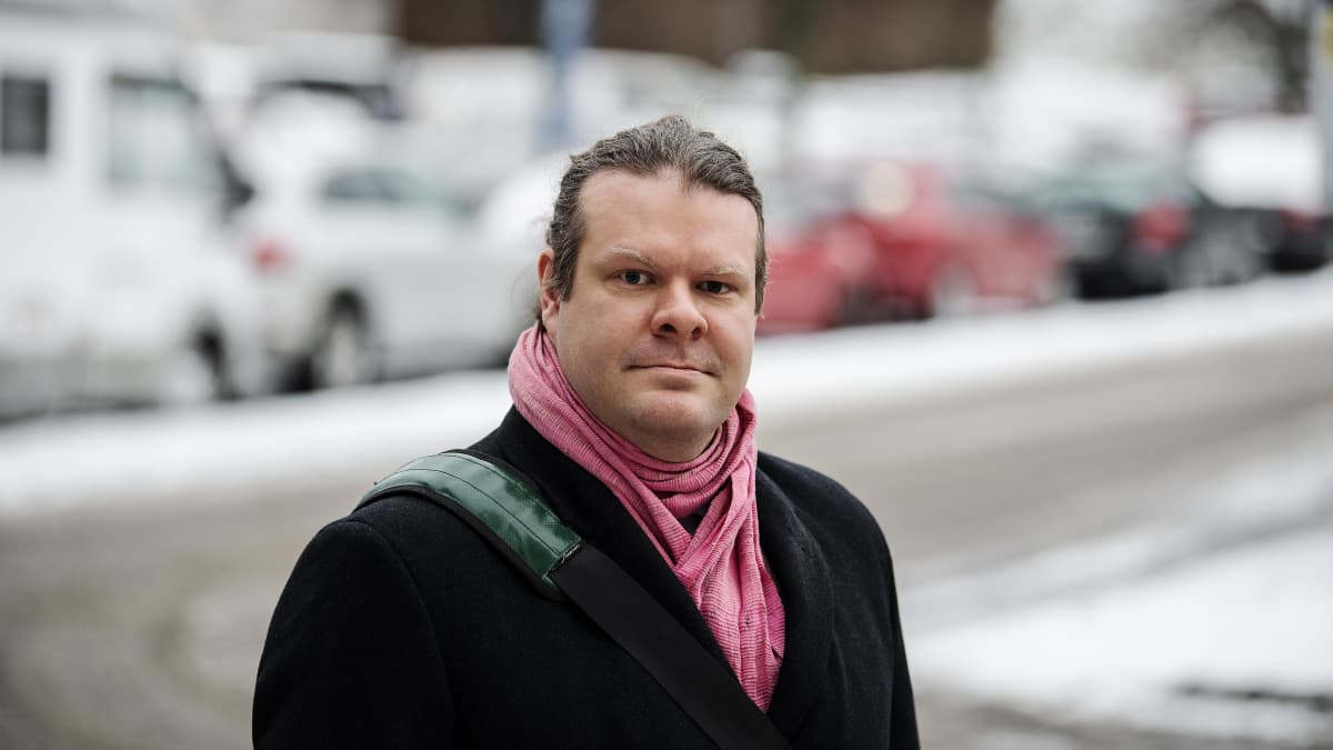 Tutkija Tuomas Aivelo kuvattiin lumisena päivänä Pasilassa joulukuussa vuonna 2020.