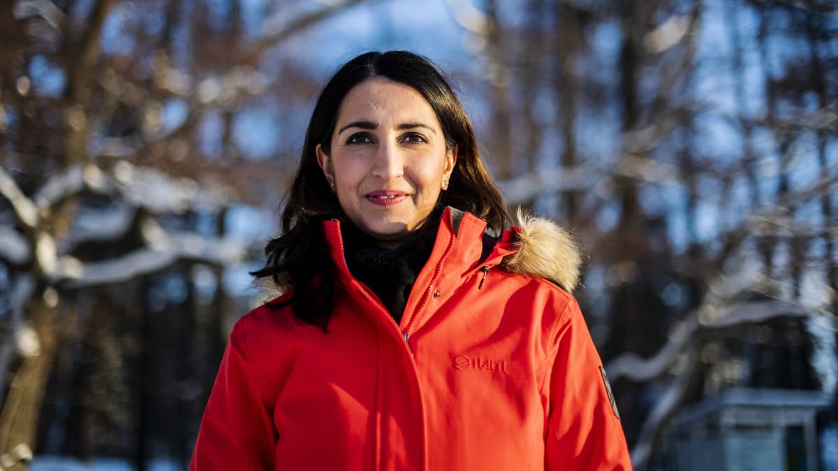Nasima Razmyar valokuvattiin Lauttasaaressa Veijarivuoren uimarannalla helmikuun 2021 alussa.