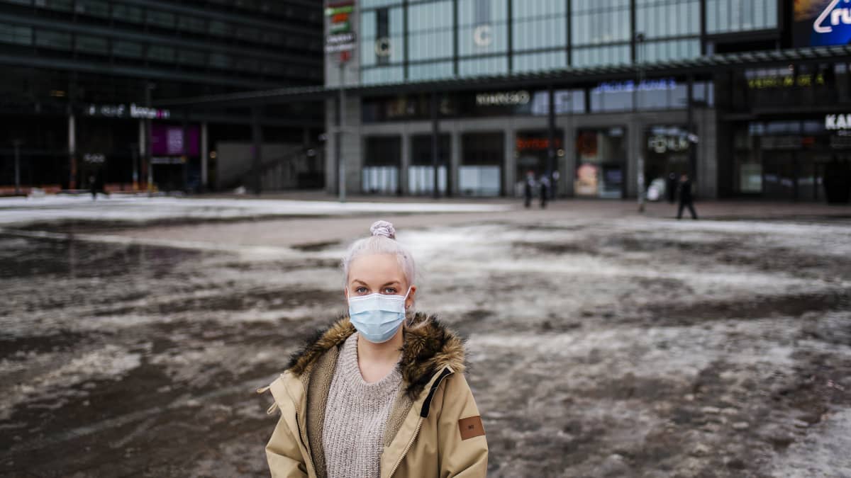 Sairaanhoitajaopiskelija Johanna Lind kuvattiin Narinkkatorilla maaliskuussa.