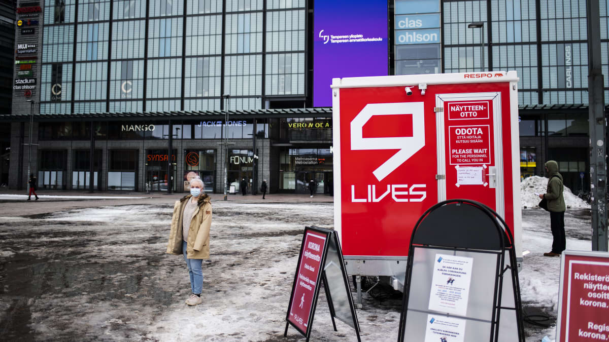 Sairaanhoitajaopiskelija Johanna Lind kuvattiin Narinkkatorilla maaliskuussa.