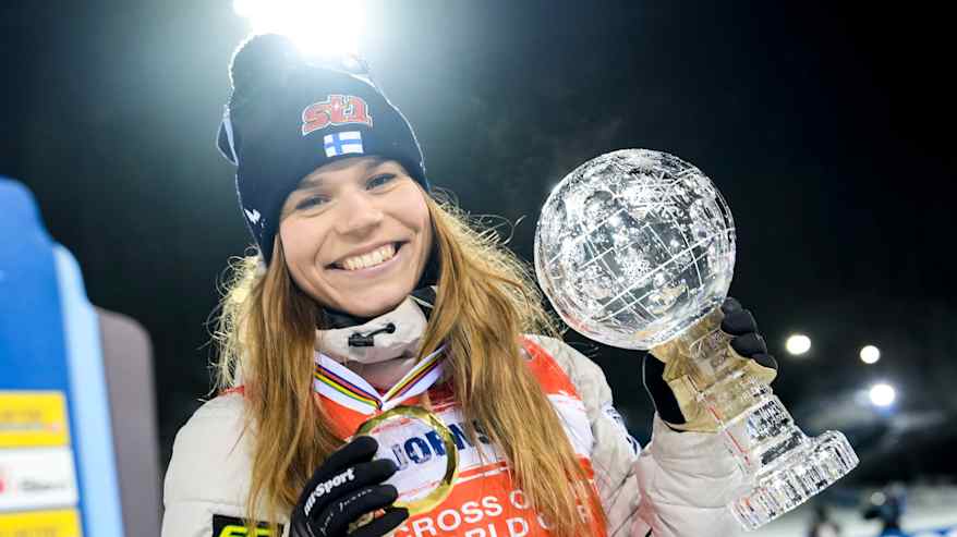 Jasmi Joensuu med kristallkulan i handen.