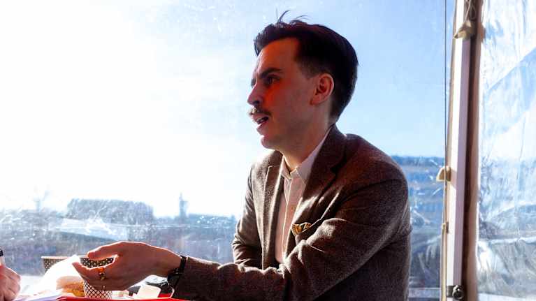 Matias Mäkynen istuu torikahvilassa.