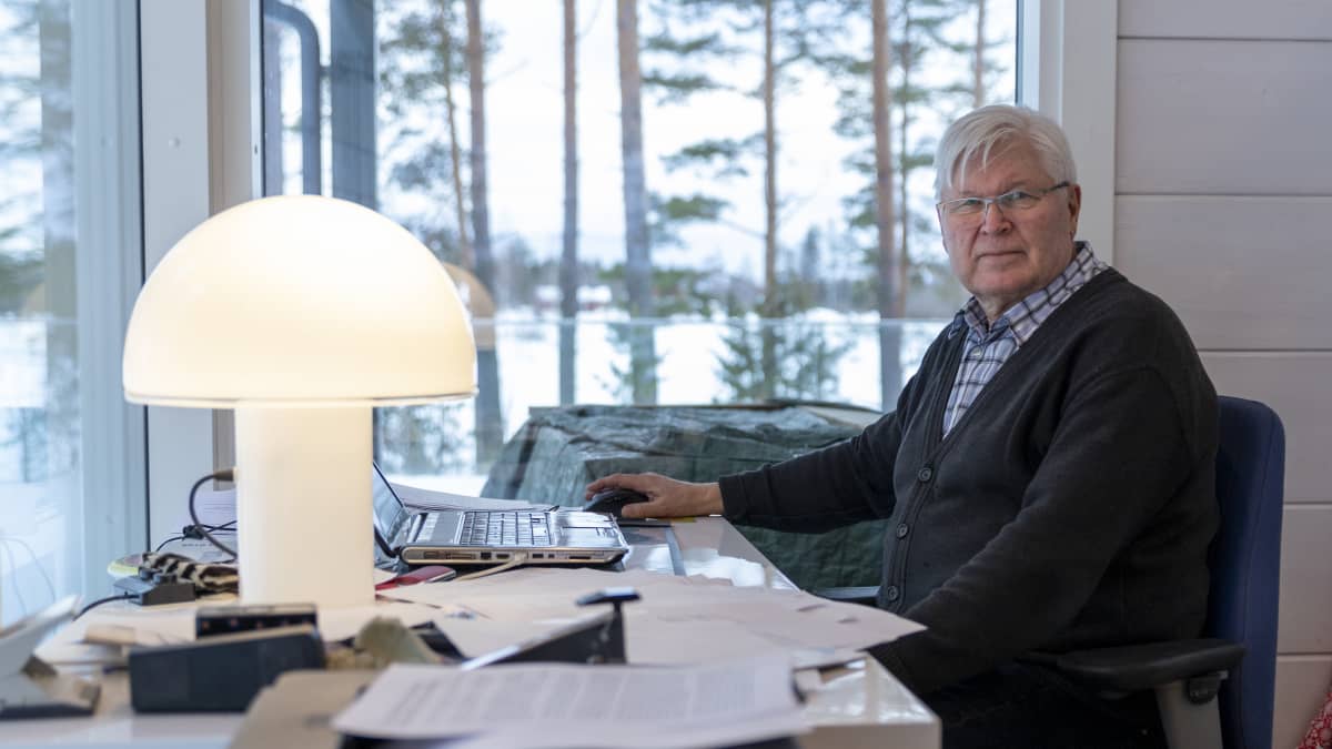 Hannu Heinonen maisemakonttorissaan kotonaan.