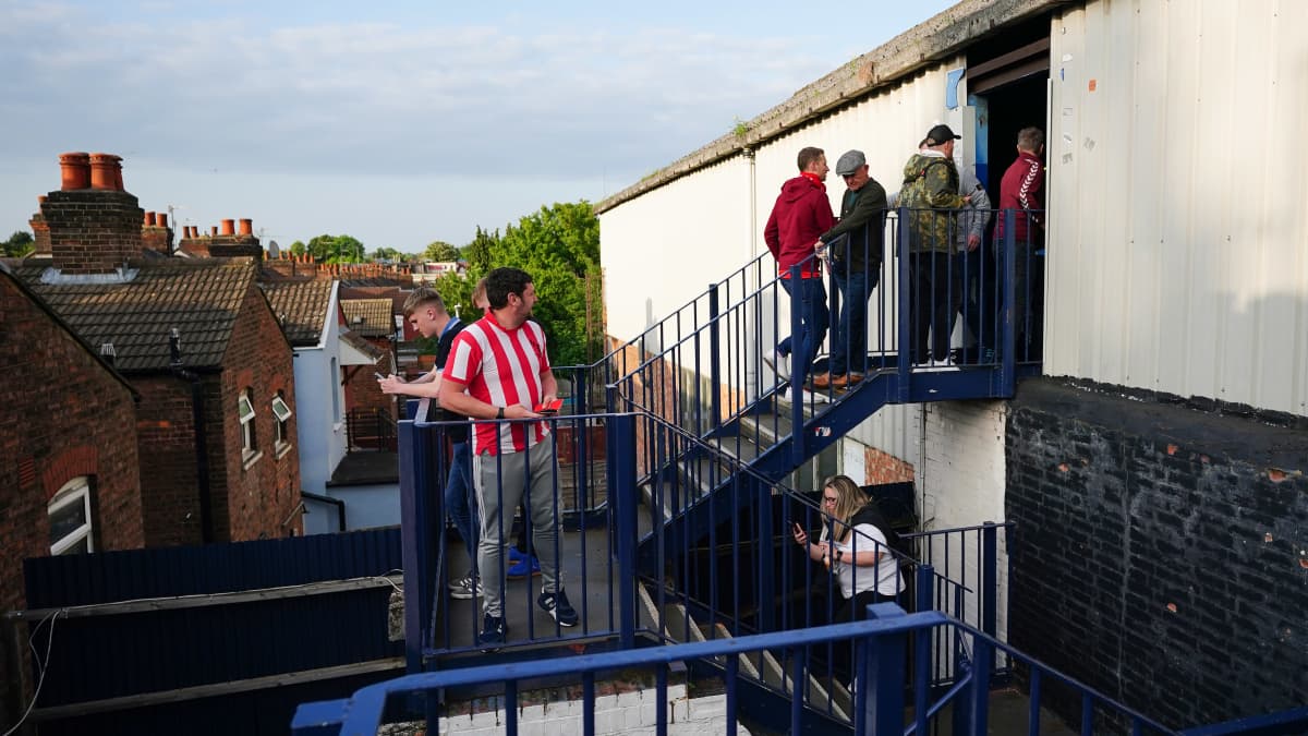 Sunderlandin fanit menossa Lutonin kotikentälle.