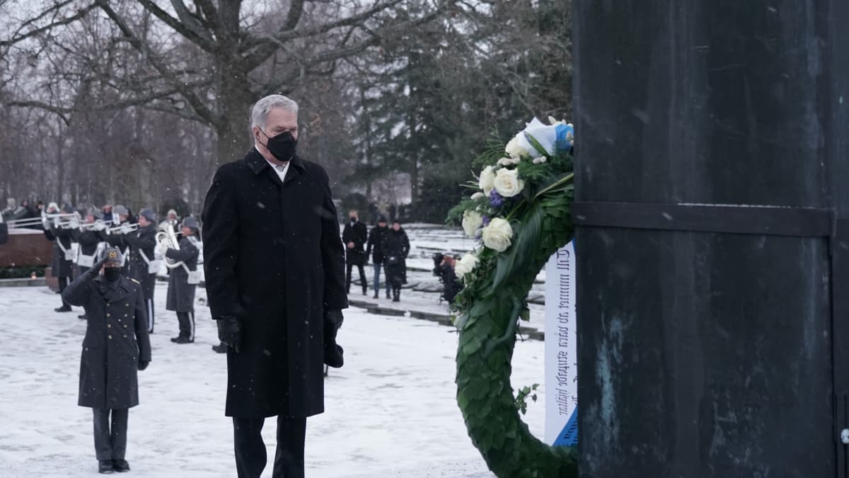 Tasavallan presidentti Sauli Niinistö katsoo seppelettä sankarivainajien muistomerkillä Hietaniemen hautausmaalla
