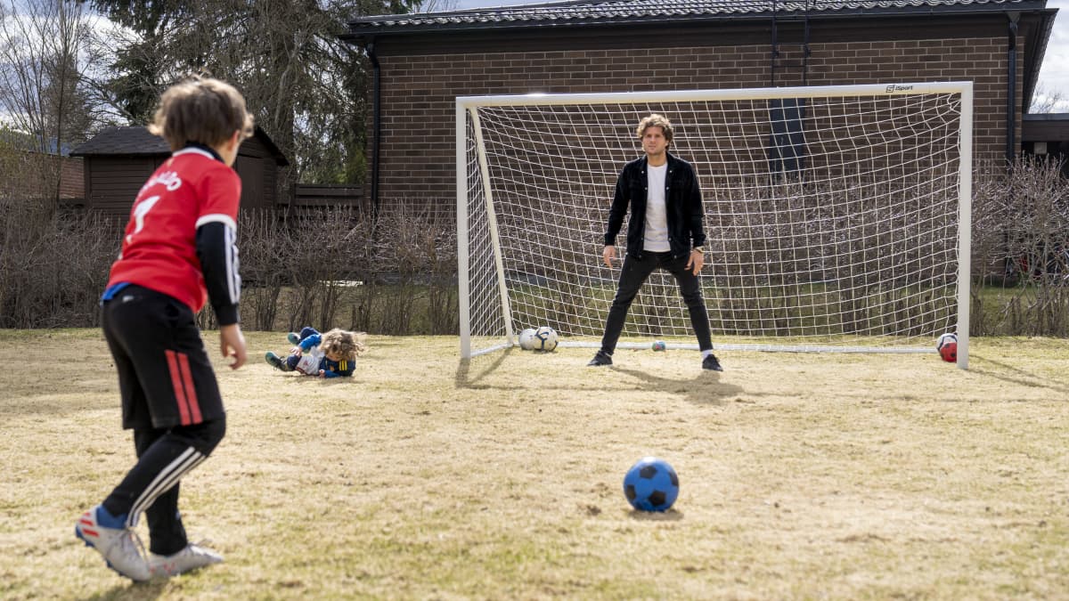 Perparim pelaa jalkapalloa siskonsa lasten kanssa.