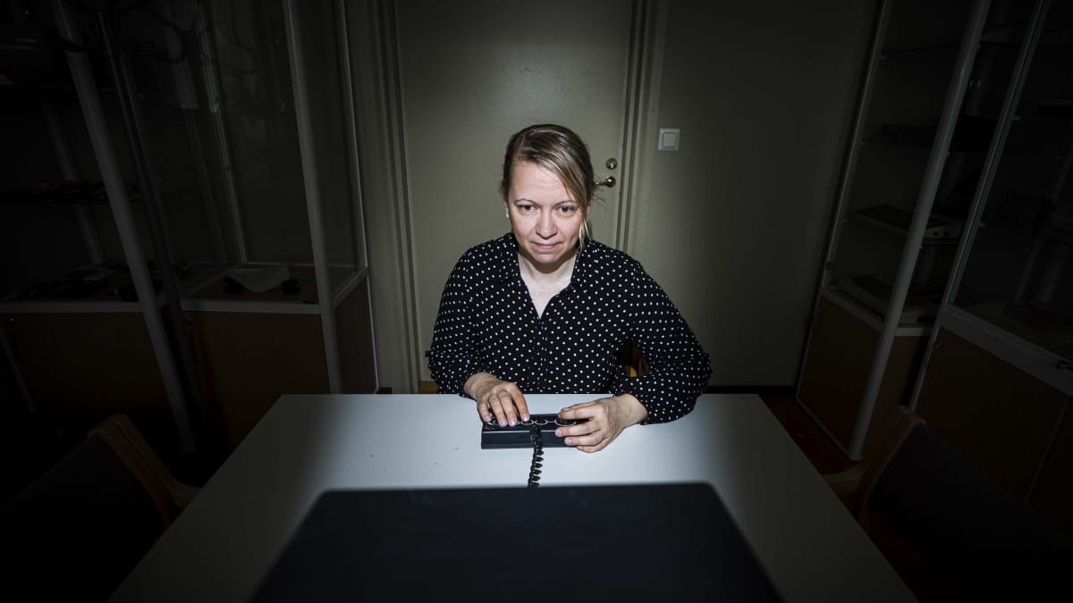 Jyväskylän yliopiston lehtori ja pelitutkija Tanja Välisalo pelaa hämärässä huoneessa.