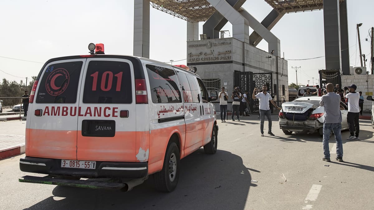 Ambulanssi tuo haavoittuneita hoitoon Gazasta Egyptin puolelle. Kuva: Haitham Imad / EPA