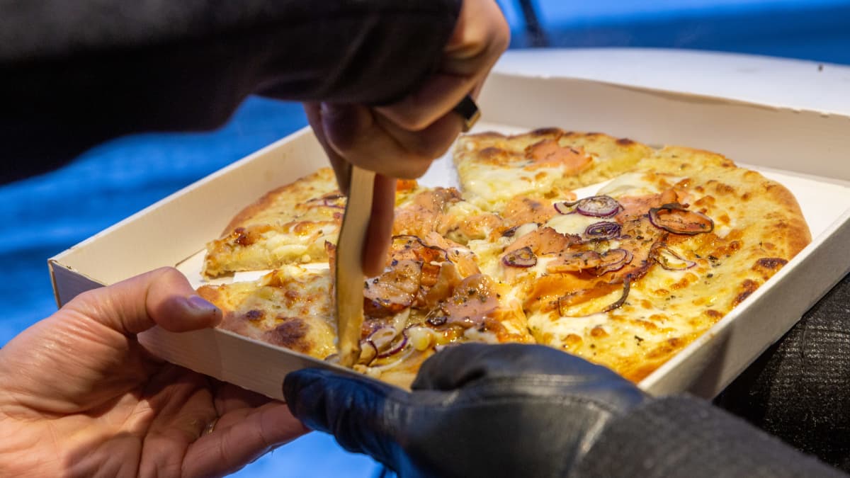 Fizzan pizzojen mukana tulee veitsi, jolla valmiin pizzan voi paloitella.