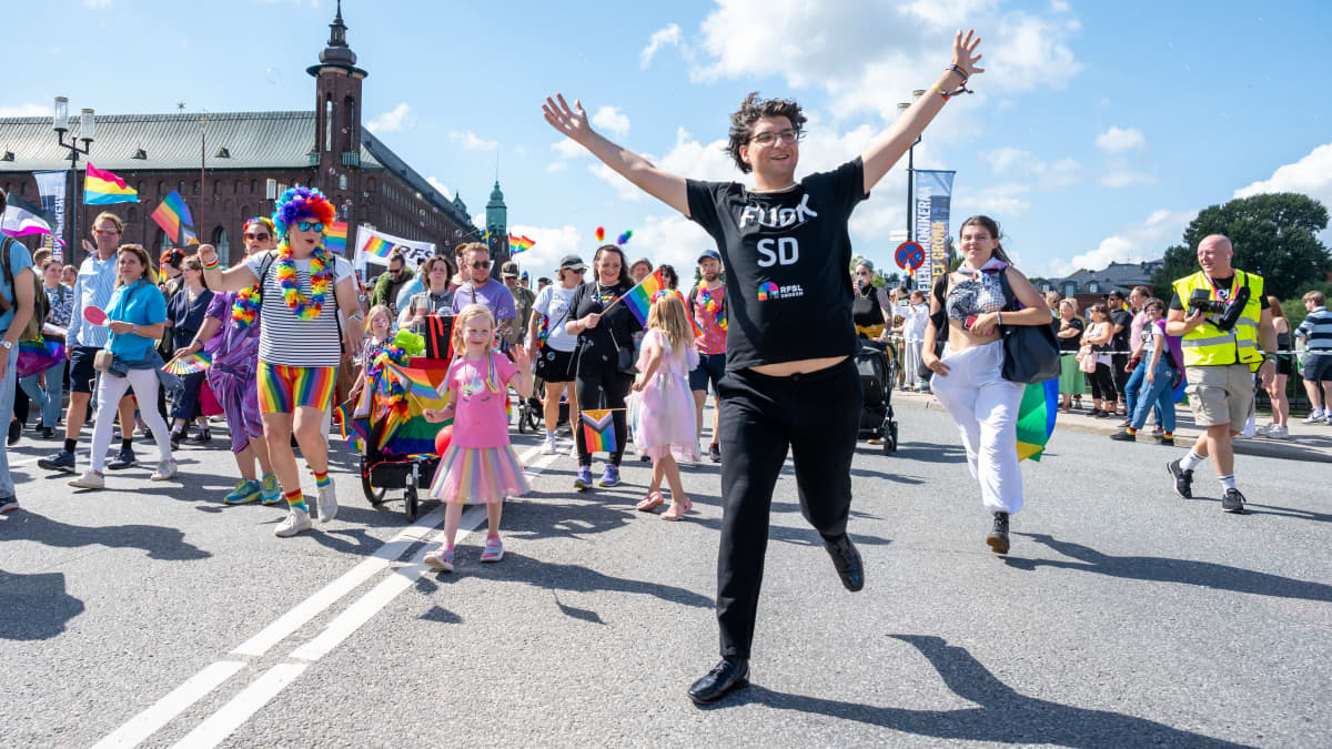 Fuck sd - lukee Pride-osallistujan t-paidassa. Se on haistatus ruotsidemokraateille (sd.)