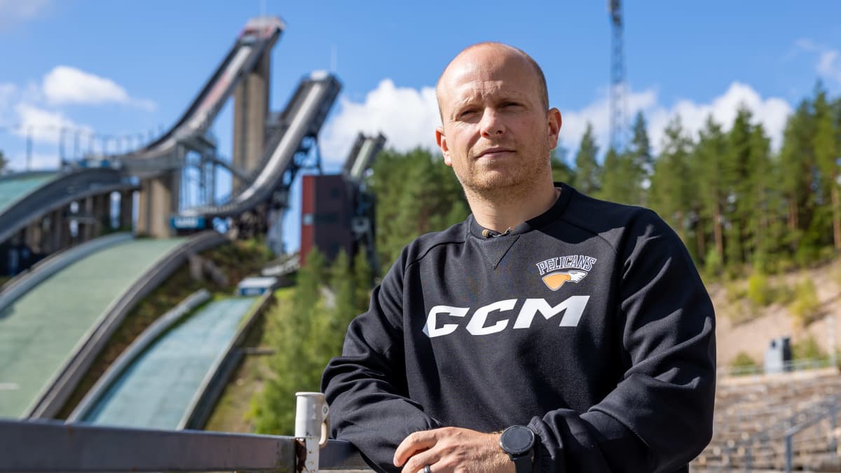 Ryan Lasch Lahdessa hyppyrimäet taustalla.