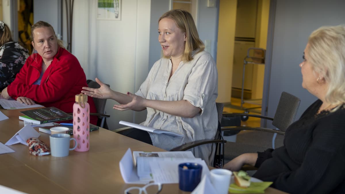 Taru Tähtinen, Marika Majalahti ja Virpi Eloranta pöydän ääressä.