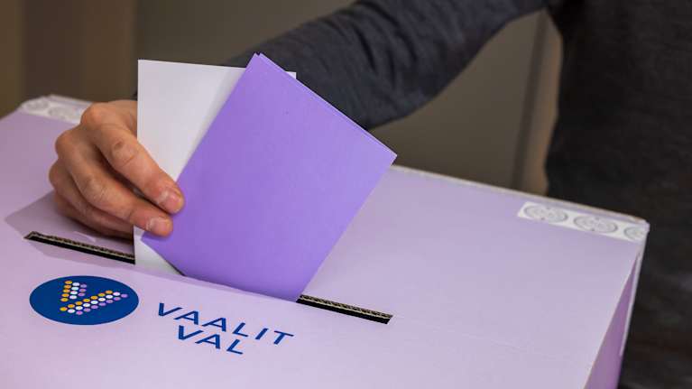 Valkoinen äänestyslippu on kuntavaaleissa ja violetti aluevaaleissa. Kuva: Janne Lindroos / Yle