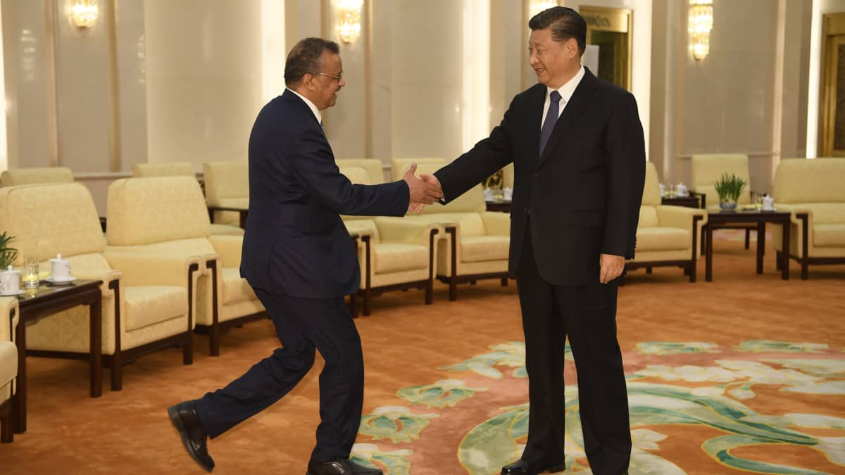Tedros Adhanom ja Xi Jinping kättelevät.