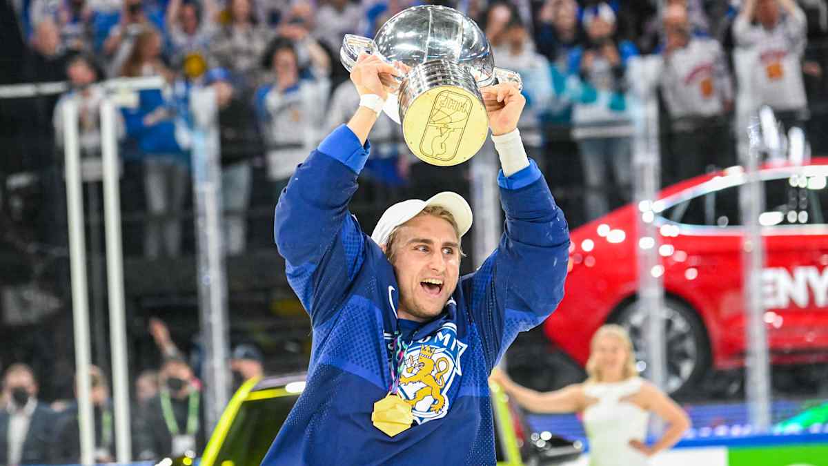 Valtteri Filppula nostaa MM-pokaalin ilmaan.