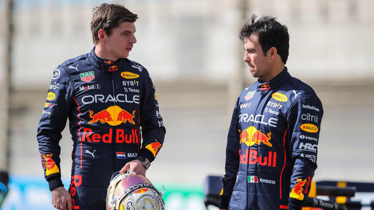 Max Verstappen ja Sergio Perez Bahrainin F1-testeissä 10.3.2022.