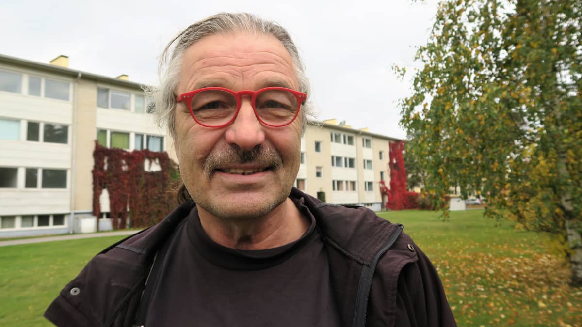 Hangon oligarkkitalojen talonmies Mihhail Dartsasvili on huolehtinut taloista pihoineen ilman palkkaa tammikuusta lähtien.