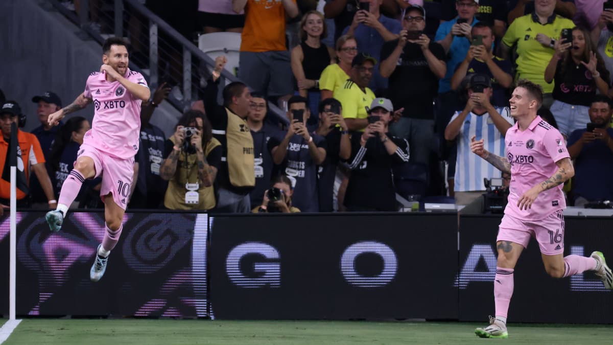 Messi ja Taylor juhlistavat Messin maalia.