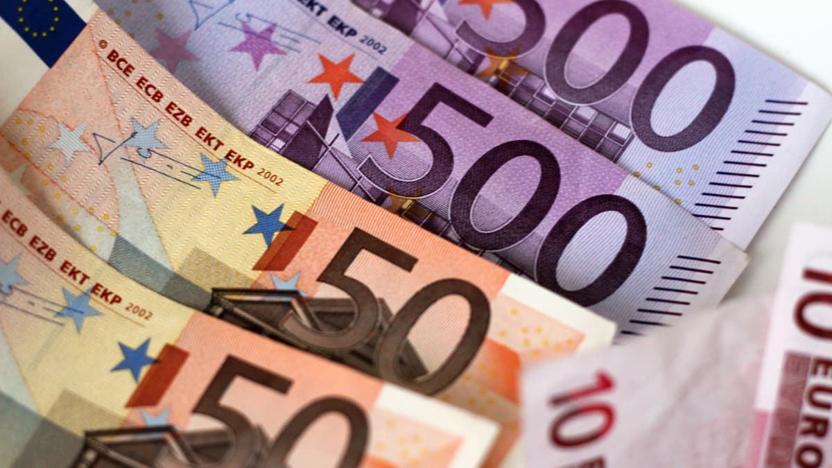 Eurosedlar i en hög.