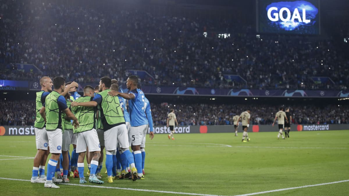 Napolin joukkue juhlii maalia.