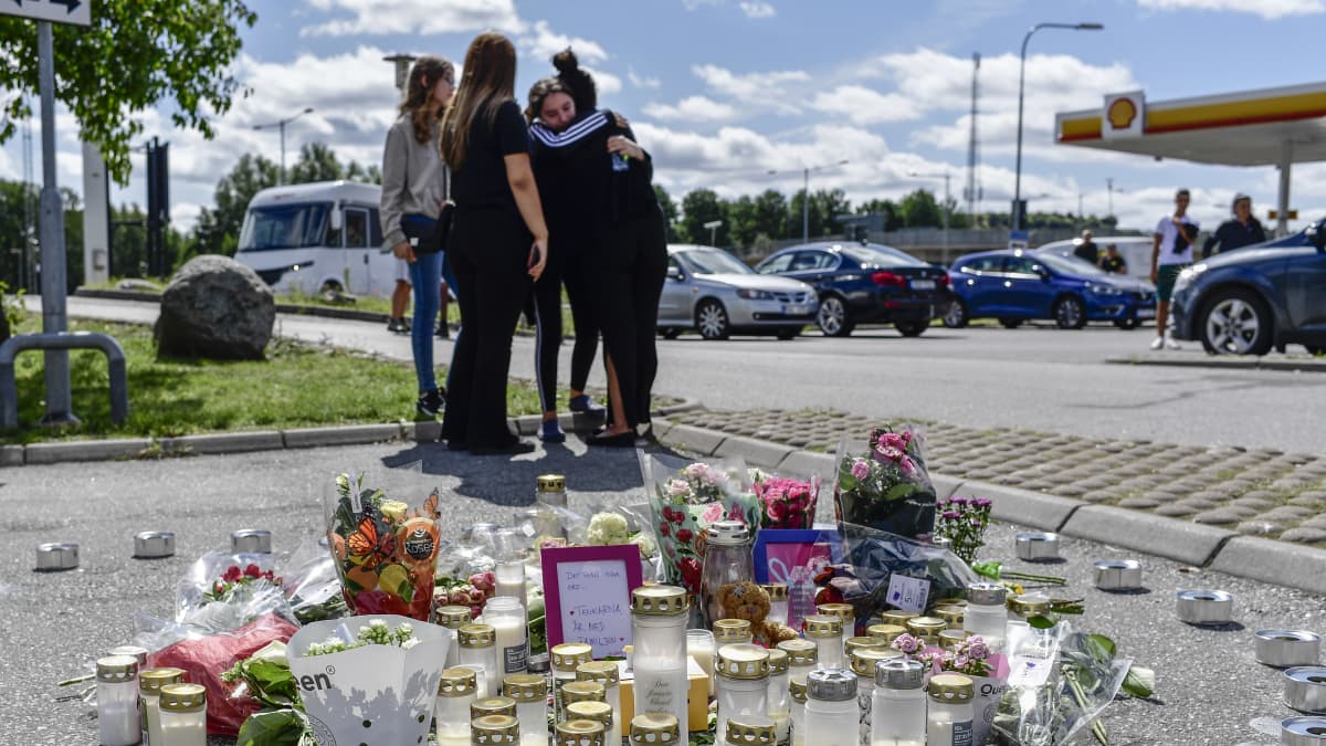 Teinit haalaavat ammutun tytön muistopaikalla.