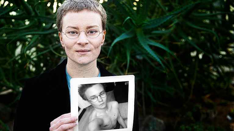 Nita esittelee vanhaa kuvaa itsestään.