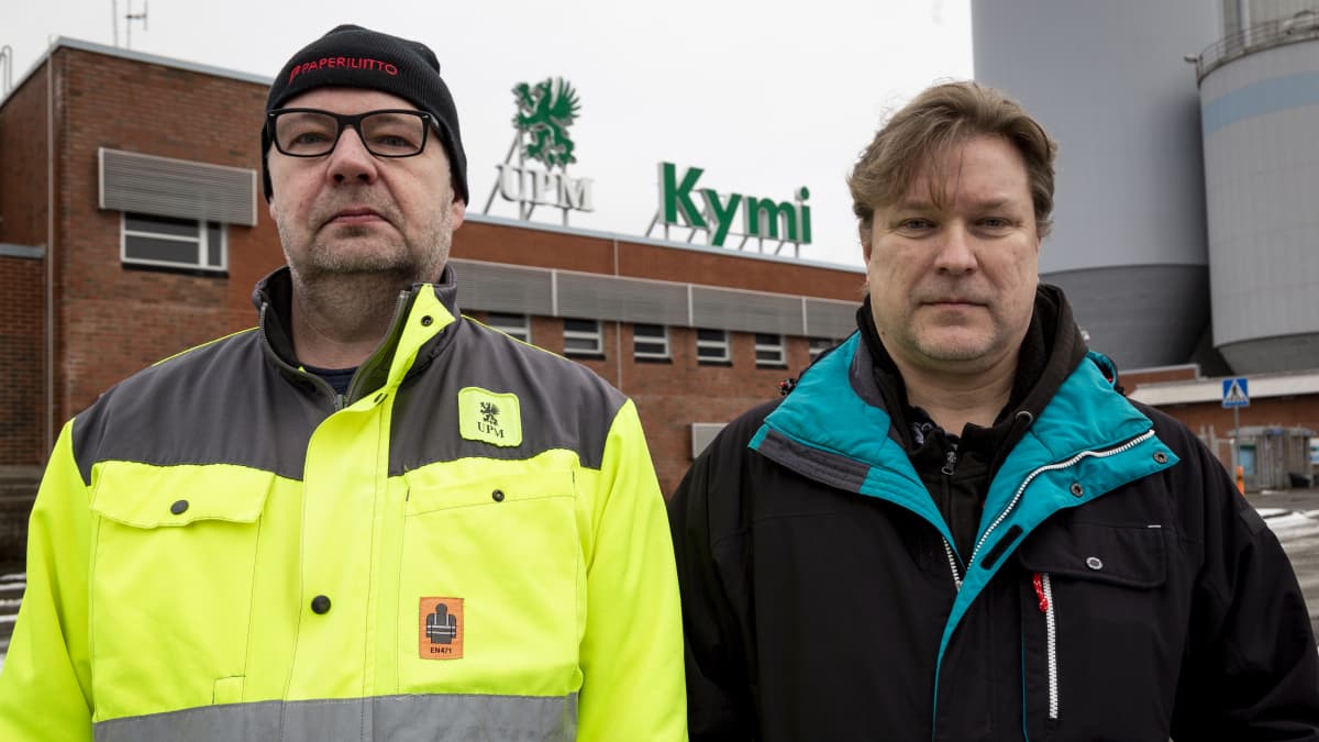 UPM pääluottamusmies Pasi Untolahti ja paperityöntekijä Kim Joutjärvi seisovat UPM Kymin paperitehtaan edessä