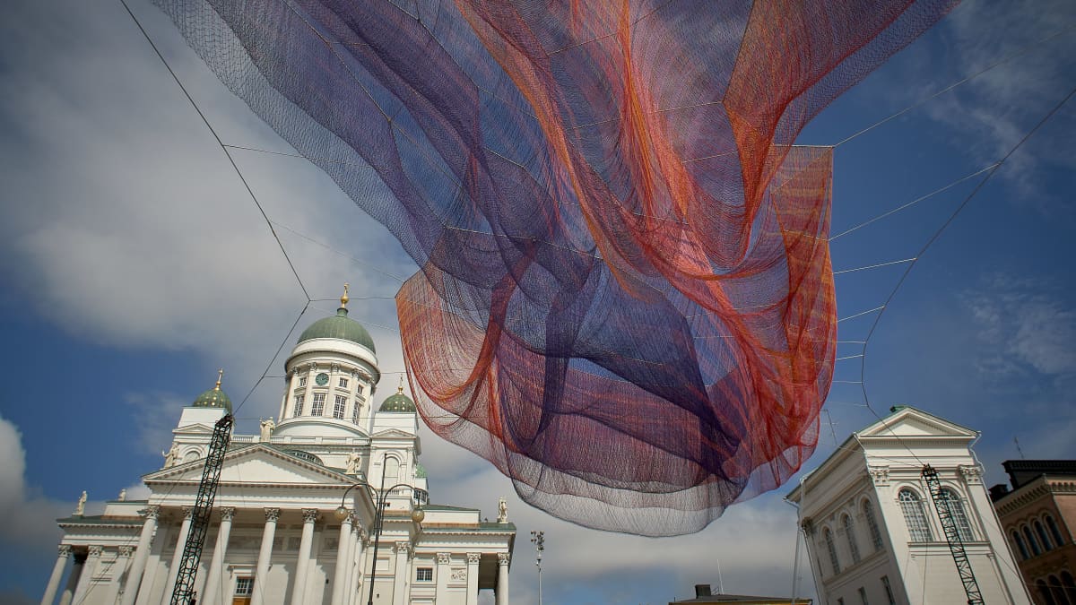 et Echelmanin tilalteos 1.78 leijuu Senaatintorin yllä. Tuomiokirkko. Värikäs lankakudos.