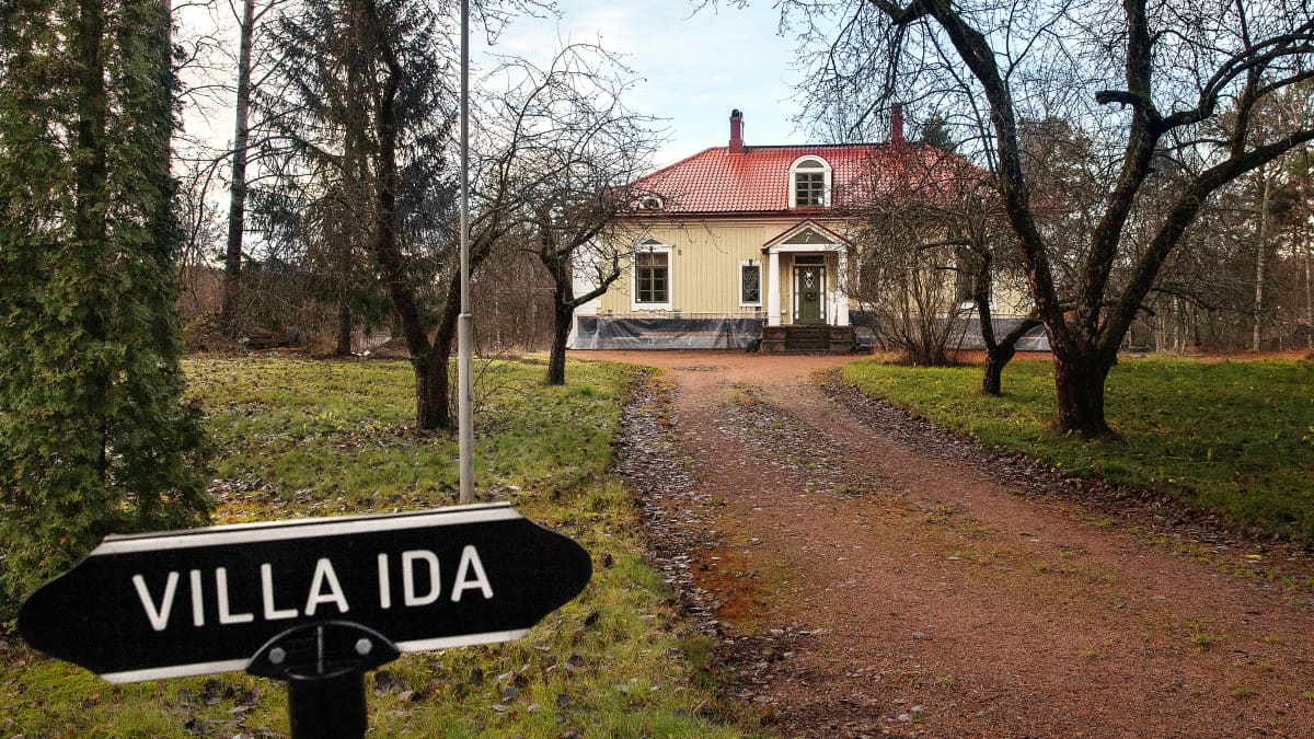 Kyltti: Villa Ida ja taustalla talo