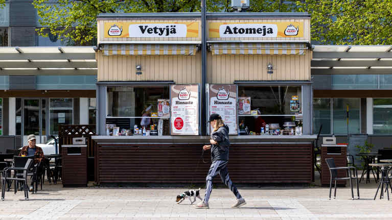 Sataman Sanni kioskikahvila Lappeenrannan satamatorilla. Kioskin katolla mainostetaan Vetyjä ja Atomeja.