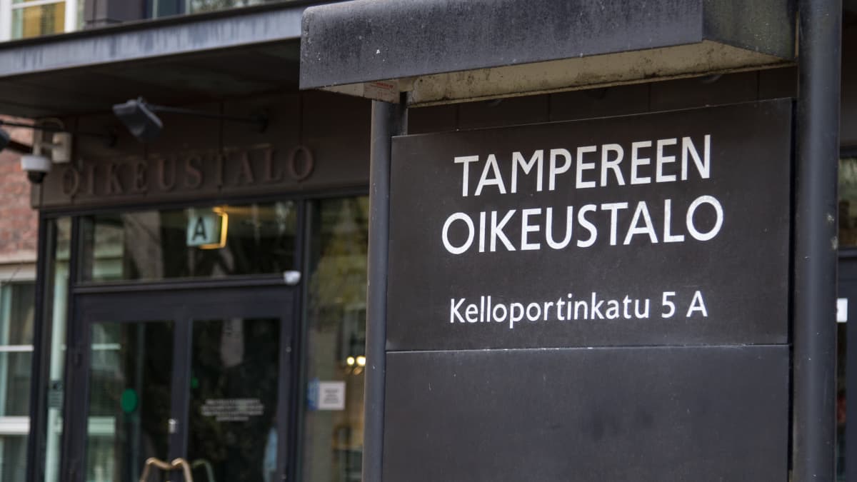Tampereen oikeustalon kyltti ja pääovi