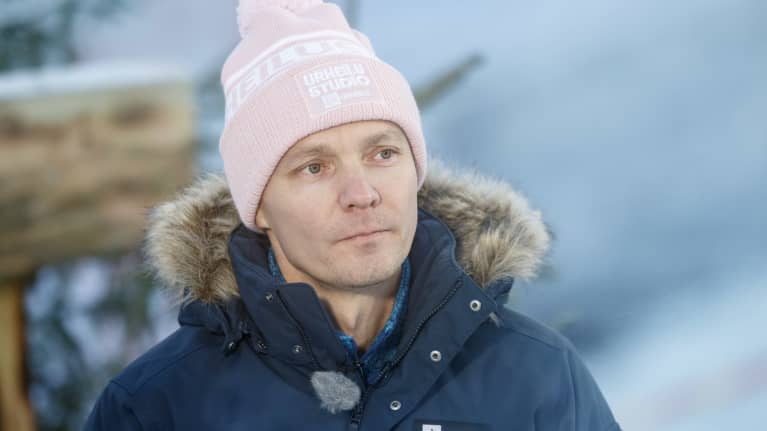 Yle Urheilun asiantuntija, Suomen yhdistetyn maajoukkueen entinen päävalmentaja Petter Kukkonen kuvassa.