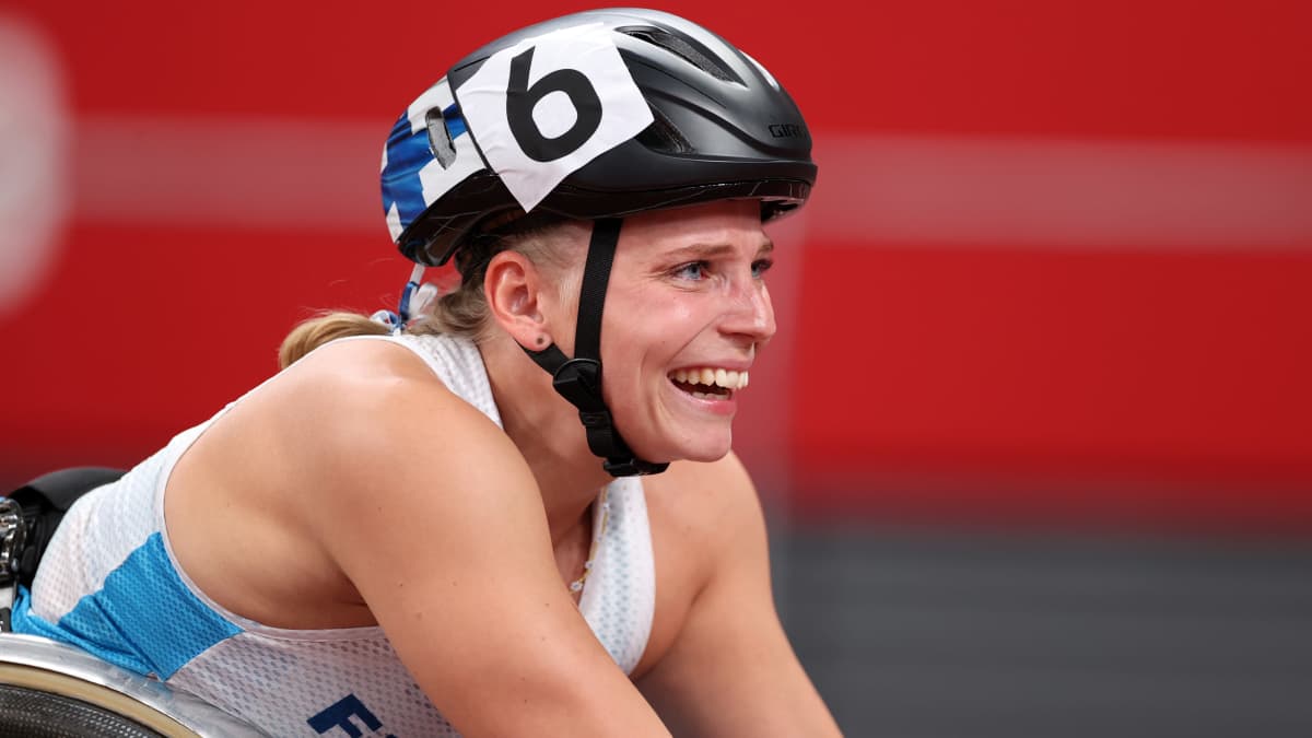Amanda Kotaja iloitsi kakkossijastaan paralympialaisissa.