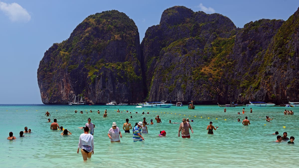 Turisteja uimassa Ko Phi Phin saarella Thaimaassa.